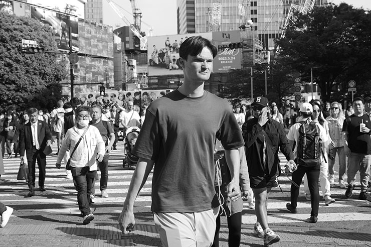 ライカM11モノクローム・ズミルックス M f1.4/50mm ASPH.で撮影した街中を歩く男性の画像