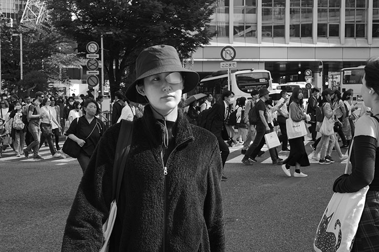 ライカM11モノクローム・ズミルックス M f1.4/50mm ASPH.で撮影した眼帯をしている女性の画像