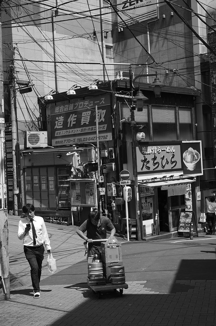 ライカM11モノクローム・ズミルックス M f1.4/50mm ASPH.で撮影した街の店舗の風景