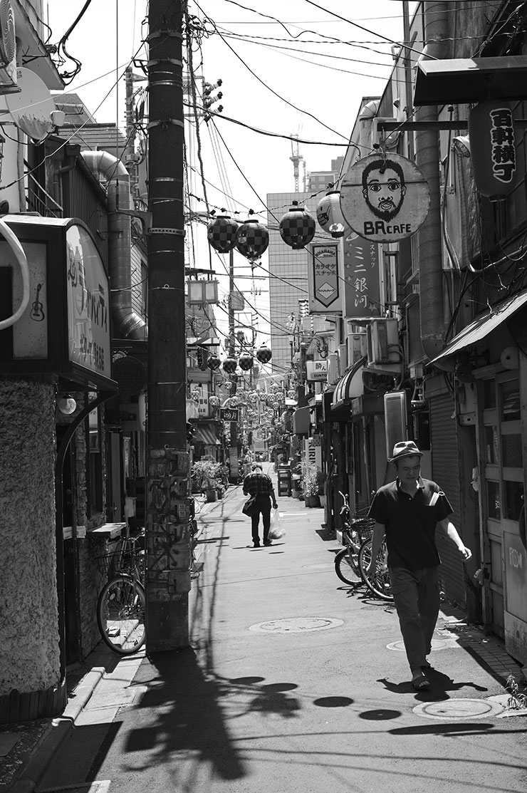 ライカM11モノクローム・ズミルックス M f1.4/50mm ASPH.で撮影したお店が立ち並ぶ通りの画像