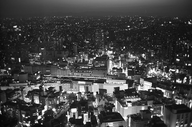 ライカM11モノクローム・ズミクロンM35mm F2 ASPH.で撮影した街の夜景の画像