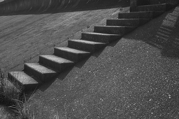 ライカM11モノクローム・ズミルックス M f1.4/50mm ASPH.で撮影したコンクリートの階段の画像