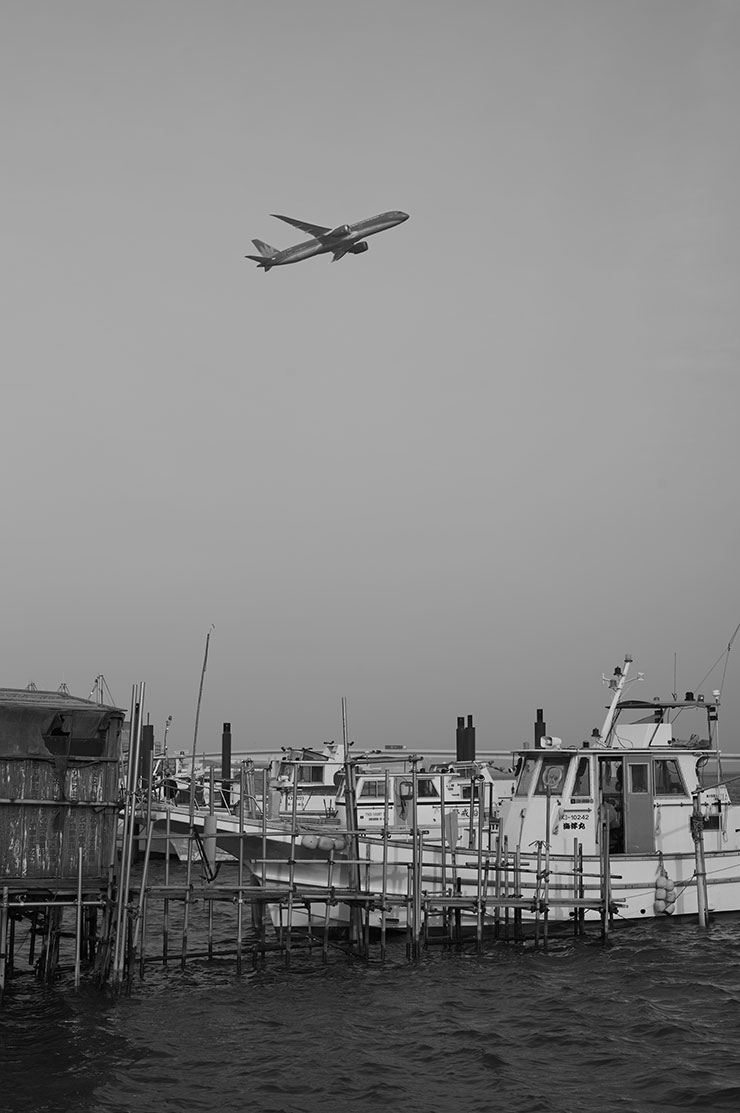 ライカM11モノクローム・ズミルックス M f1.4/50mm ASPH.で撮影した海の上を飛ぶ飛行機の画像