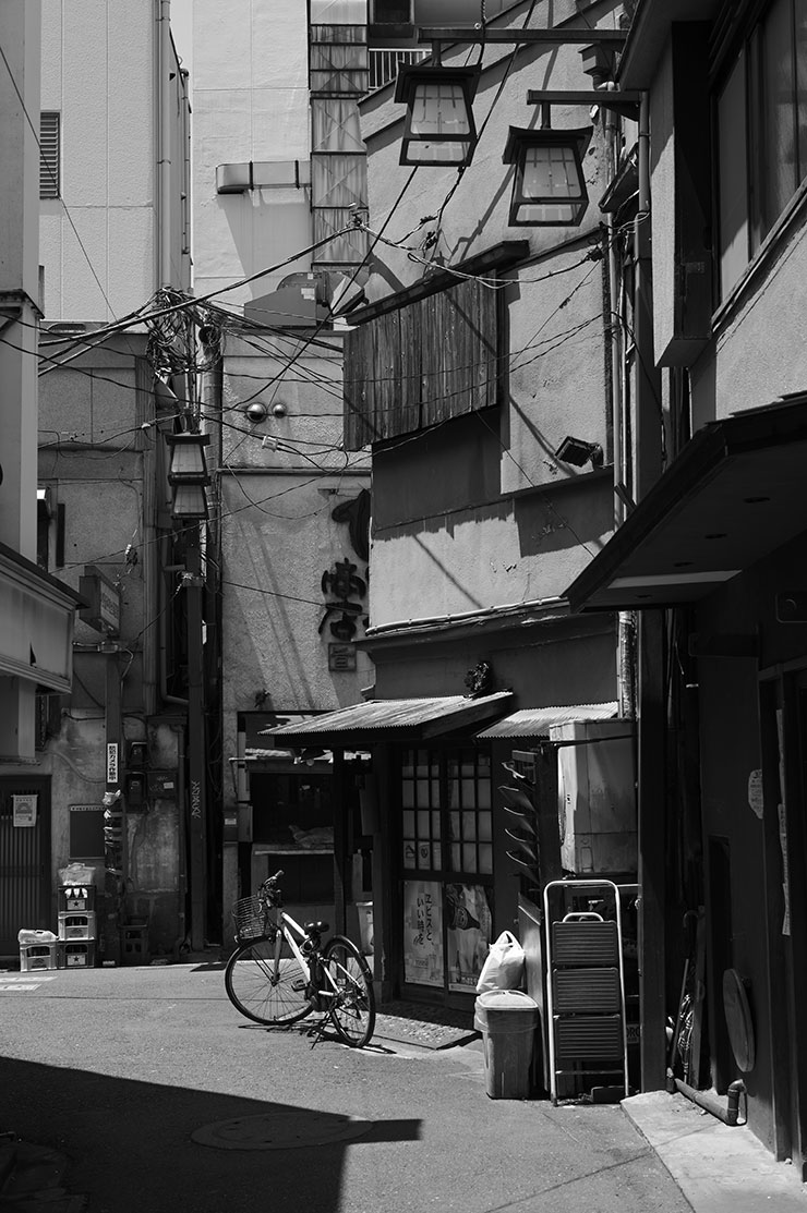 ライカM11モノクローム・ズミルックス M f1.4/50mm ASPH.で撮影した建物が立ち並ぶ街中の風景