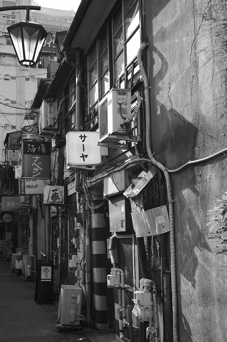 ライカM11モノクローム・ズミルックス M f1.4/50mm ASPH.で撮影したお店が立ち並ぶ路地の画像
