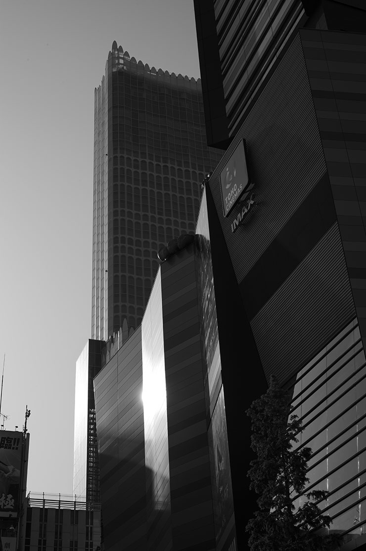 ライカM11モノクローム・ズミルックス M f1.4/50mm ASPH.で撮影したビルの画像