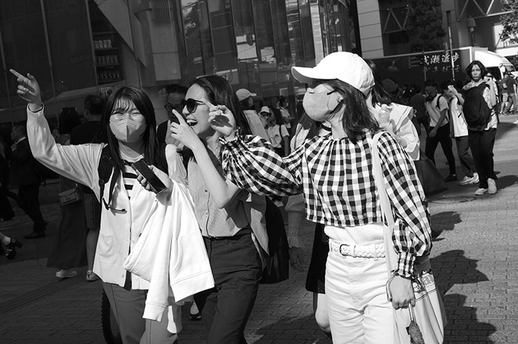 ライカM11モノクローム・ズミルックス M f1.4/50mm ASPH.で撮影した街中を歩く3人組の女性の画像