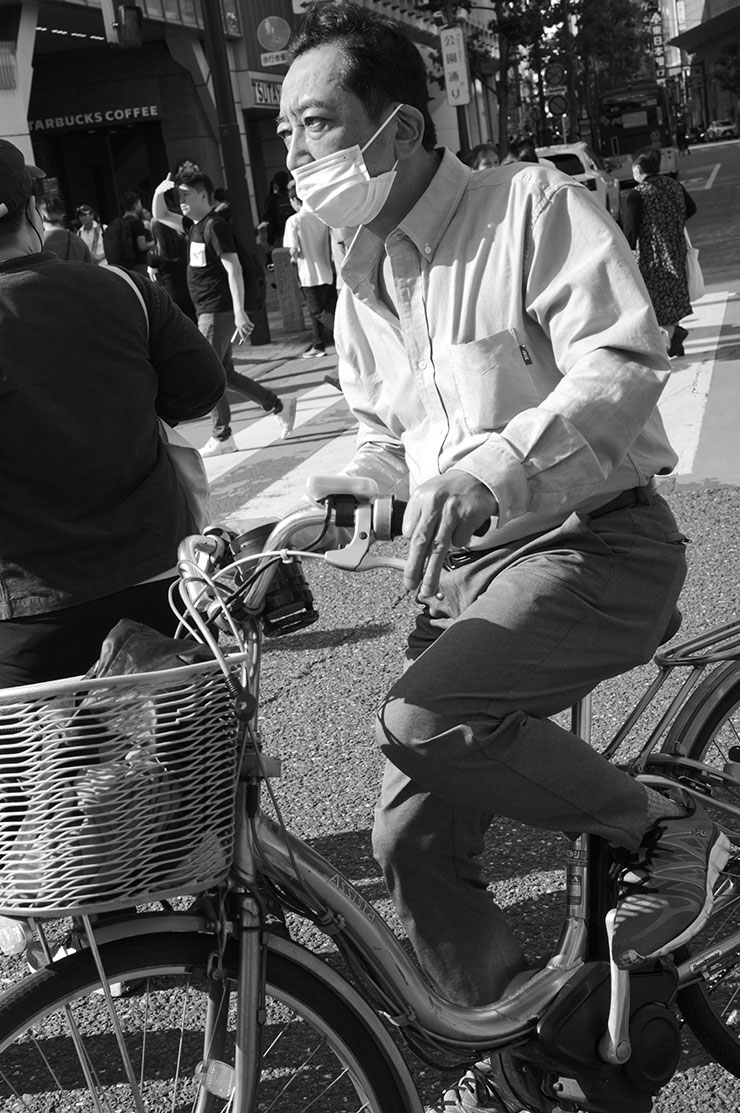 ライカM11モノクローム・ズミルックス M f1.4/50mm ASPH.で撮影した自転車を漕ぐ男性の画像