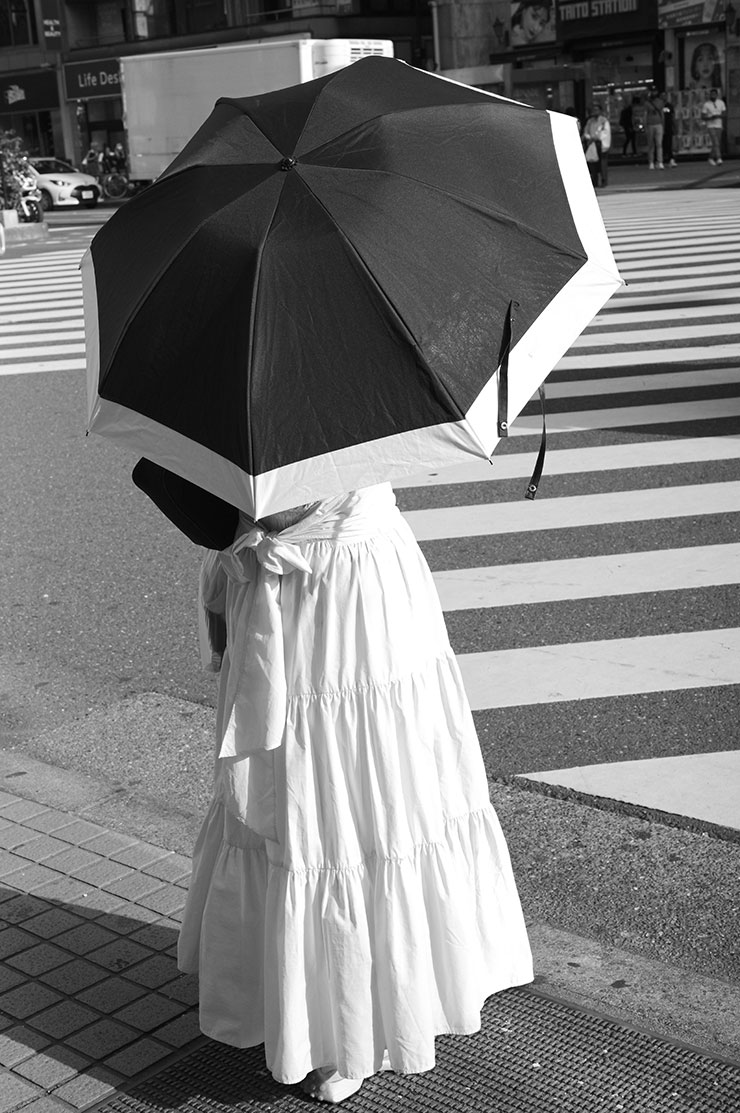 ライカM11モノクローム・ズミルックス M f1.4/50mm ASPH.で撮影した日傘をさした女性の後ろ姿