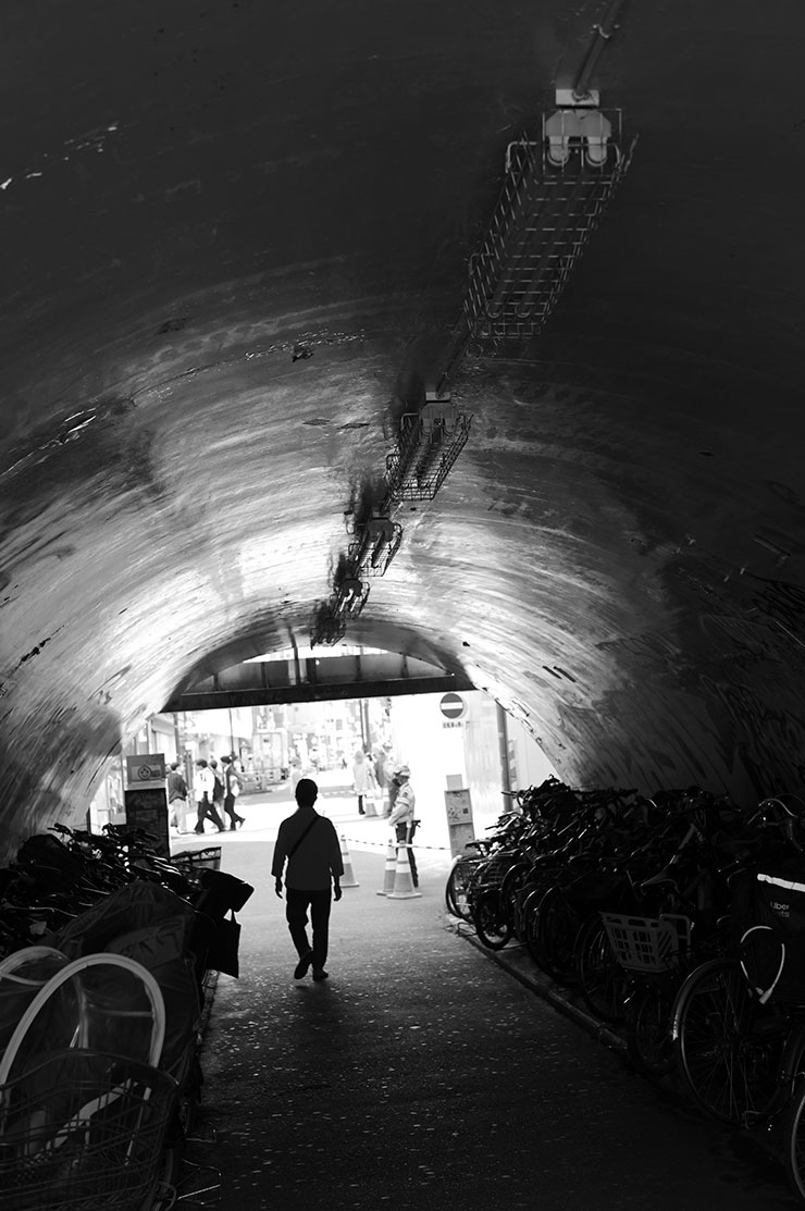 ライカM11モノクローム・ズミルックス M f1.4/50mm ASPH.で撮影した自転車が駐輪されたトンネルの画像