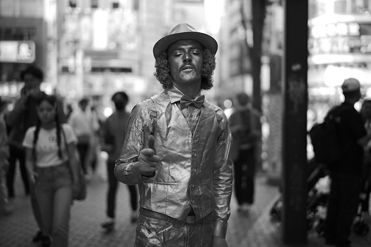 ライカM11モノクローム・ズミルックス M f1.4/50mm ASPH.で撮影した大道芸人の画像