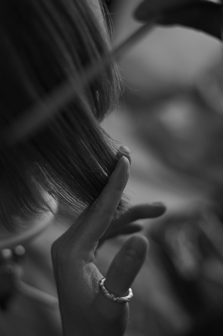 ライカM11モノクローム・ズミルックス M f1.4/50mm ASPH.で撮影したマネキンのヘアカットをする美容師の手元の画像
