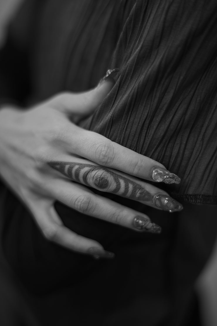 ライカM11モノクローム・ズミルックス M f1.4/50mm ASPH.で撮影した指にタトゥーが彫られた手の画像