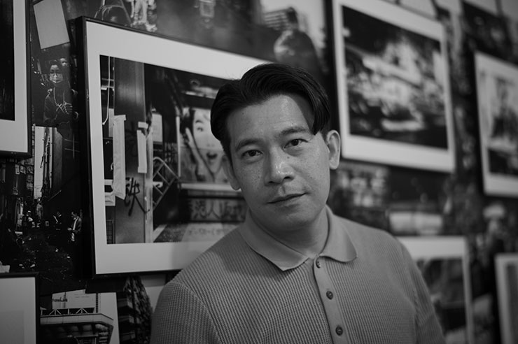 ライカM11モノクローム・ズミルックス M f1.4/50mm ASPH.で撮影したストリートフォトグラファー集団「SOMETHINGNOIZE」のポロシャツを着た男性の画像