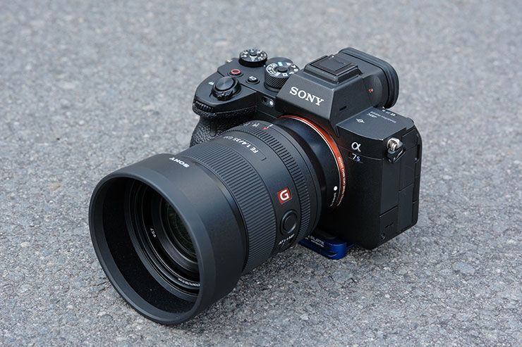 SONY FE 35mm F1.4 GMを装着したα7S Ⅲの斜め横アングル画像