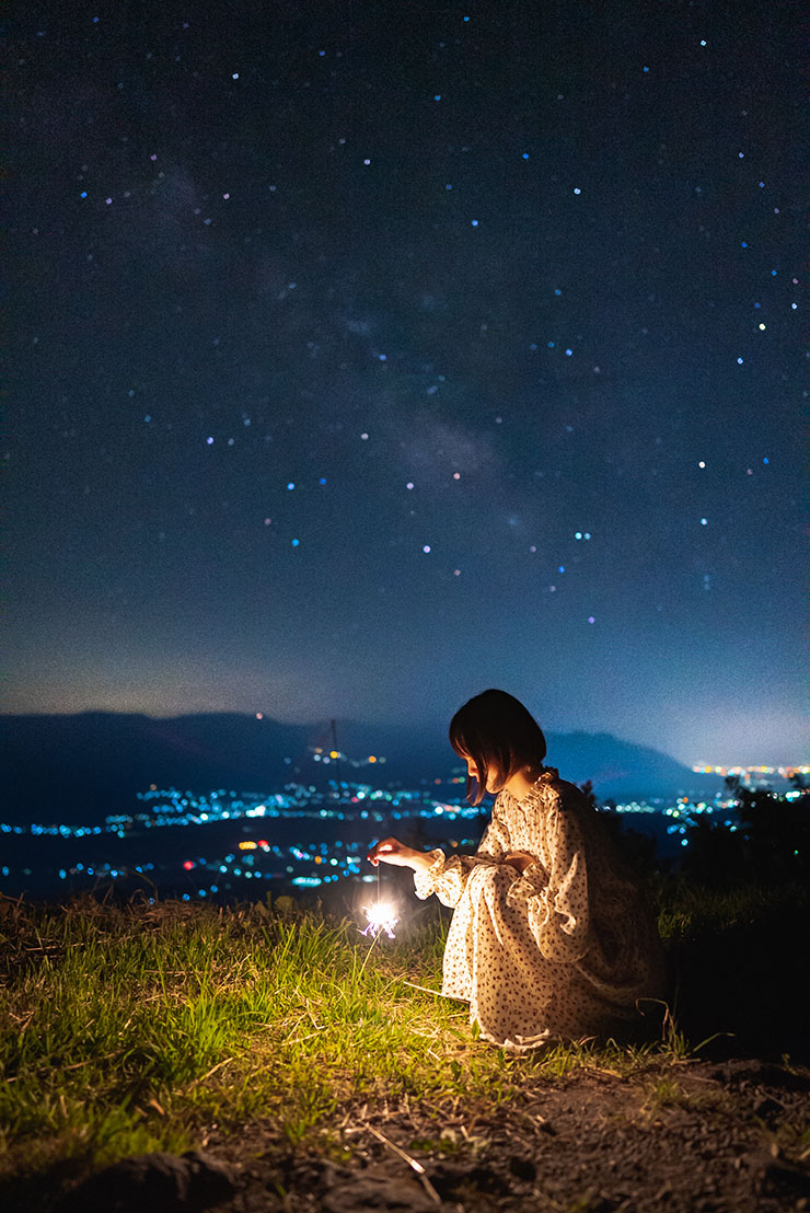 SONY FE 24mm F1.4GMで撮影した花火をする女性の画像（RAW調整後）