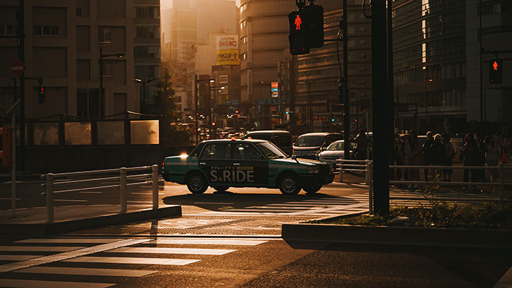 Voigtlander MACRO APO-LANTHAR 65mm F2 Asphericalで撮影した街中を走行するタクシーの画像（RAW調整後）