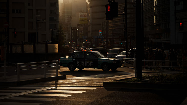Voigtlander MACRO APO-LANTHAR 65mm F2 Asphericalで撮影した街中を走行するタクシーの画像（RAW調整前）
