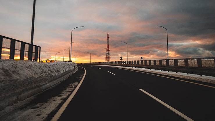 TAMRON 28-200mm F2.8-5.6・28mmで撮影した夕焼け空と道路の画像（RAW調整後）