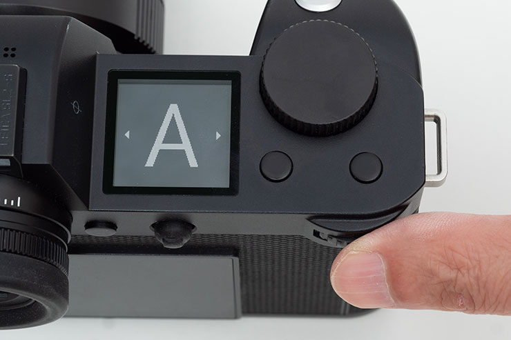 Leica  SL2-S上面にあるサムホイール、パネル、トップダイヤル、FNボタンの画像