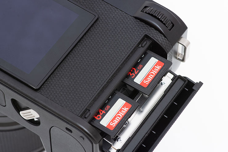 Leica  SL2-Sのメモリーカード挿入部の画像