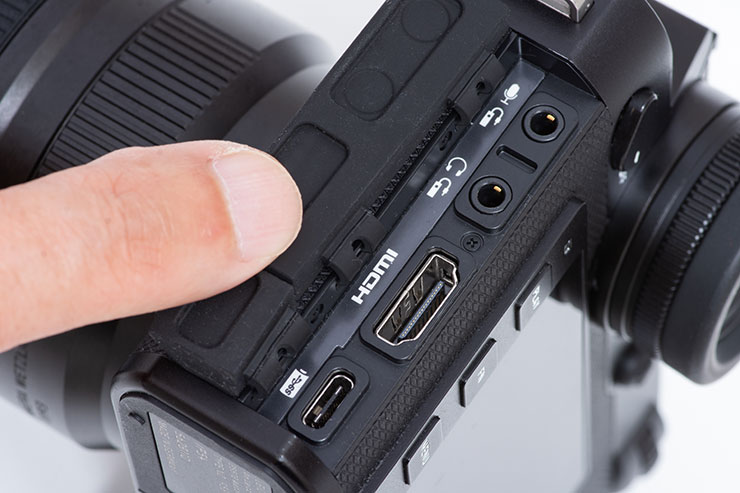 Leica  SL2-Sの端子類挿入部の画像