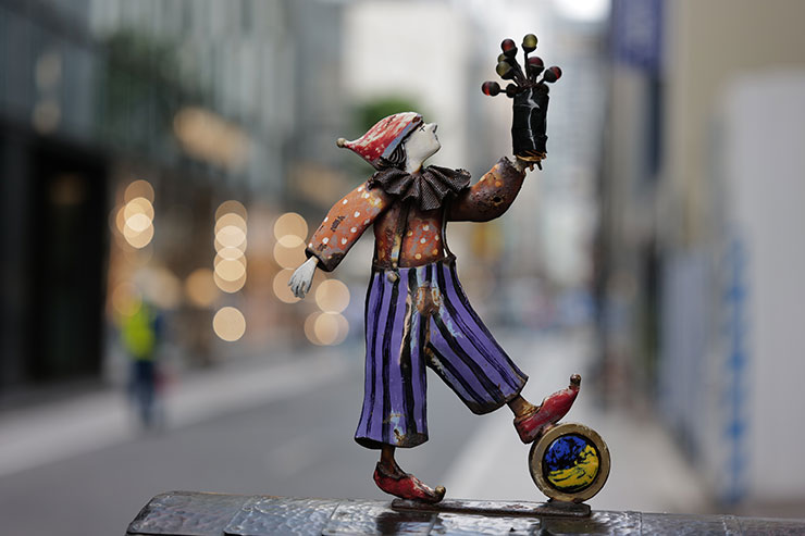 SIGMA 65mm F2 DG DNで撮影したピエロの置物の画像