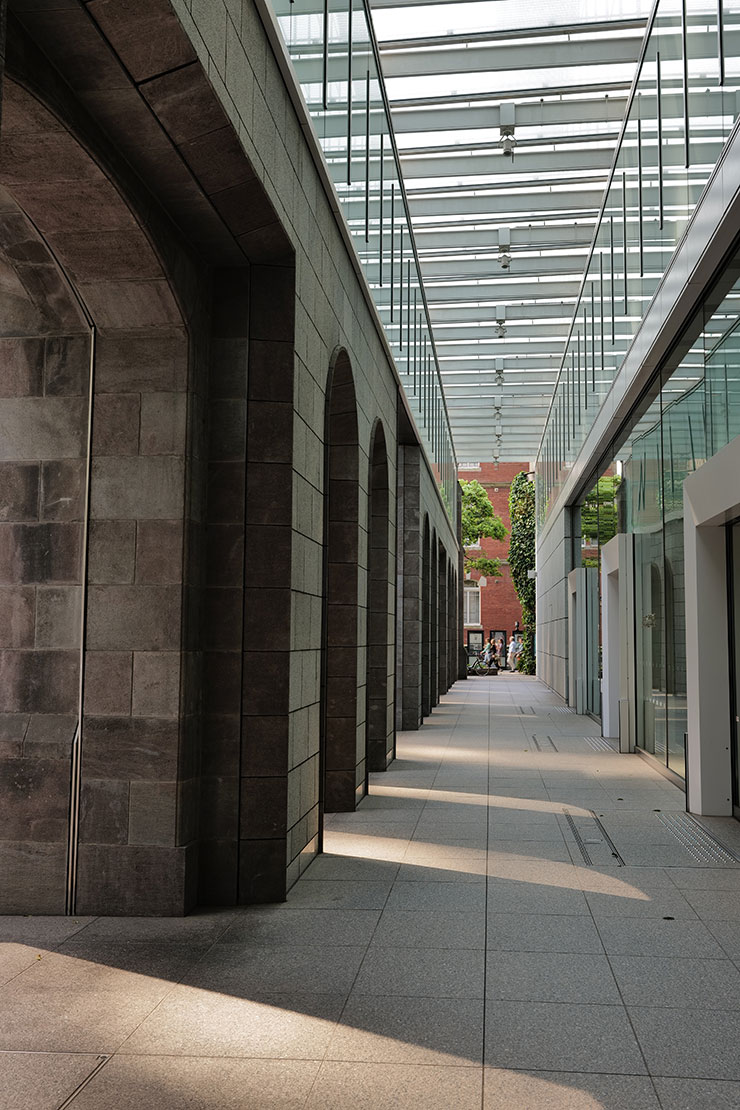 Leica VARIO-ELMARIT SL f2.8/24-70mm ASPH.・31mmで撮影し建物の間の通路の画像