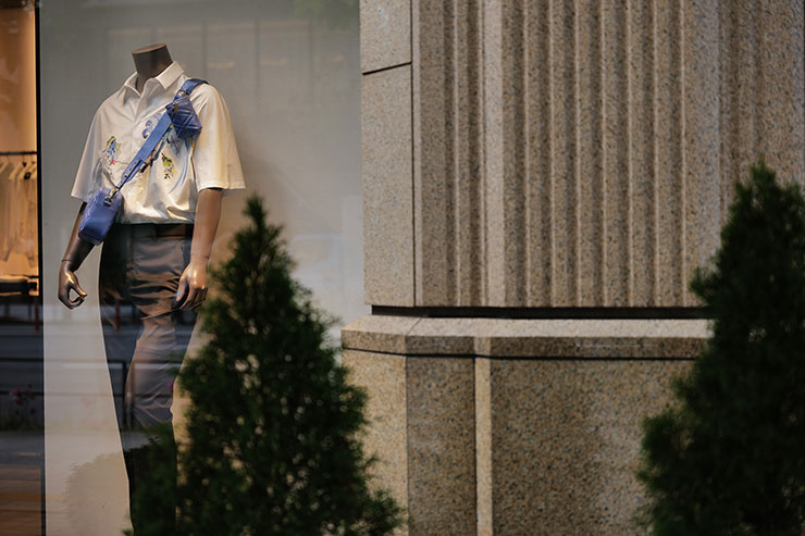 Leica VARIO-ELMARIT SL f2.8/24-70mm ASPH.・66mmで撮影した洋服店のディスプレイに飾られたマネキンの画像