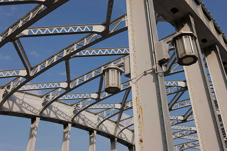 Leica VARIO-ELMARIT SL f2.8/24-70mm ASPH.で撮影した橋と空の画像