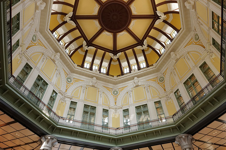 Leica VARIO-ELMARIT SL f2.8/24-70mm ASPH.で撮影した洋風な建物の天井の画像