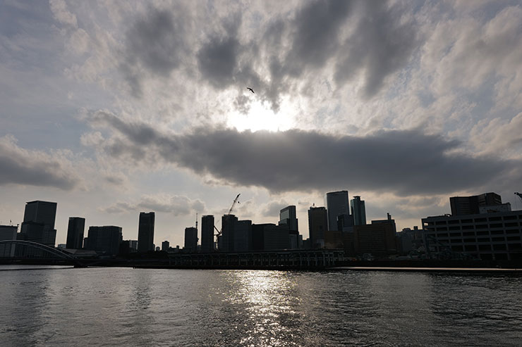 Leica VARIO-ELMARIT SL f2.8/24-70mm ASPH.・24mmで撮影した川と立ち並ぶビルの画像