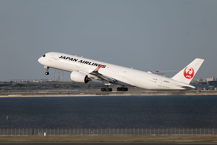 Leica VARIO-ELMAR SL f5-6.3/100-400mm ・314mmで撮影した離陸する旅客機の画像