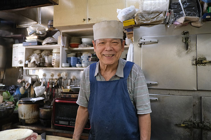 FUJIFILM X-S20・XF18mmF2 Rで撮影した飲食店の男性スタッフの画像