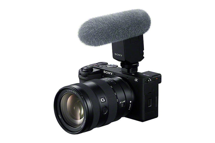 マイクを取り付けたSONY α6700の画像