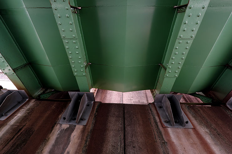 FUJIFILM X-E4・XF8mmF3.5 R WRで撮影した鉄橋下の画像