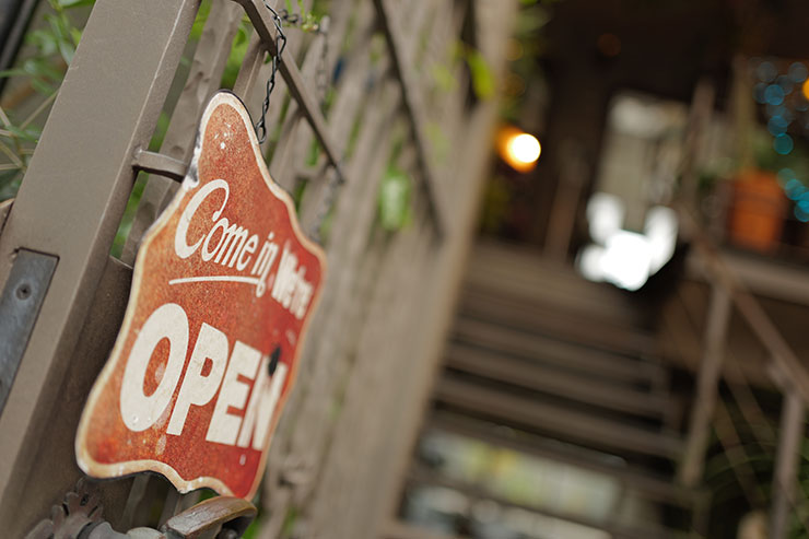 Leica Q3で撮影したお店の看板の画像