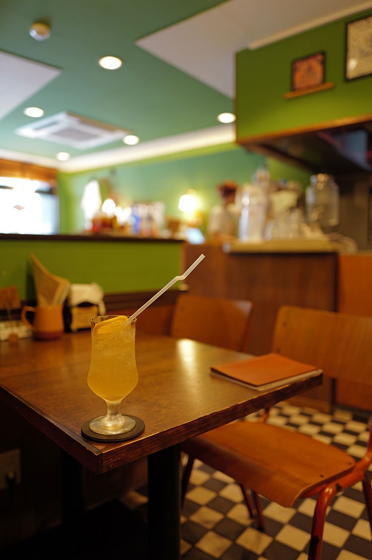 Leica Q3で撮影したカフェのテーブルに置かれた飲み物の画像