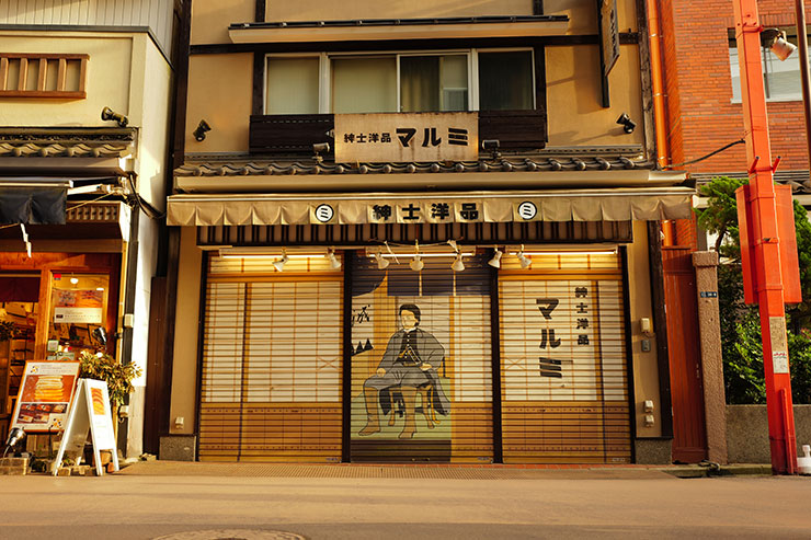 Leica Q3で撮影した紳士用品店の画像（ライカ・パースペクティブ・コントロール無し）