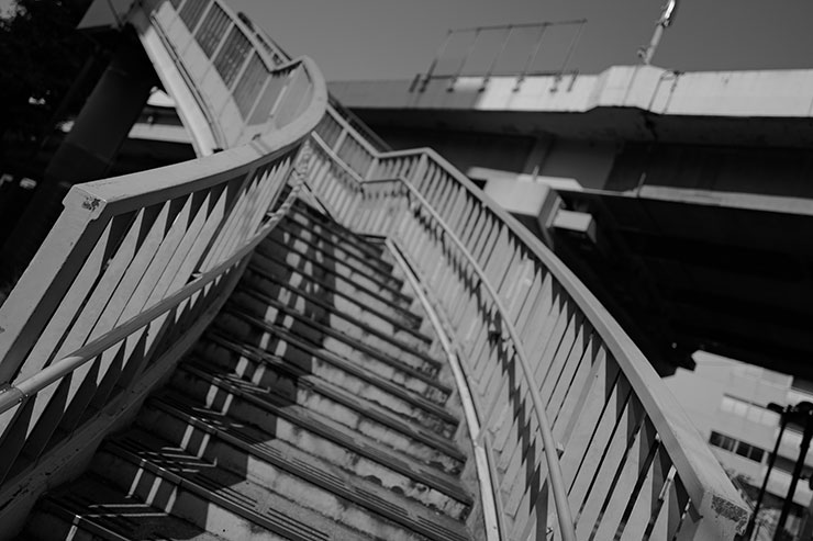 Leica Q3・モノクロHCで撮影した歩道橋の画像