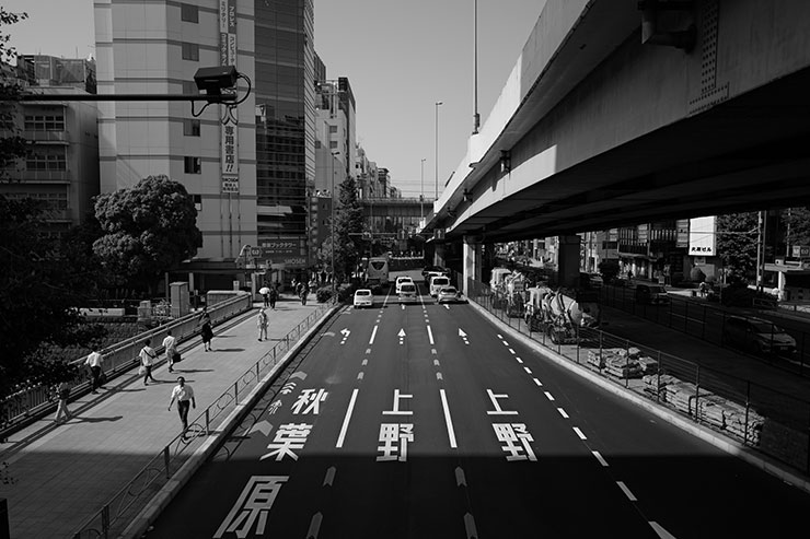 Leica Q3・モノクロHCで撮影した3車線道路の画像