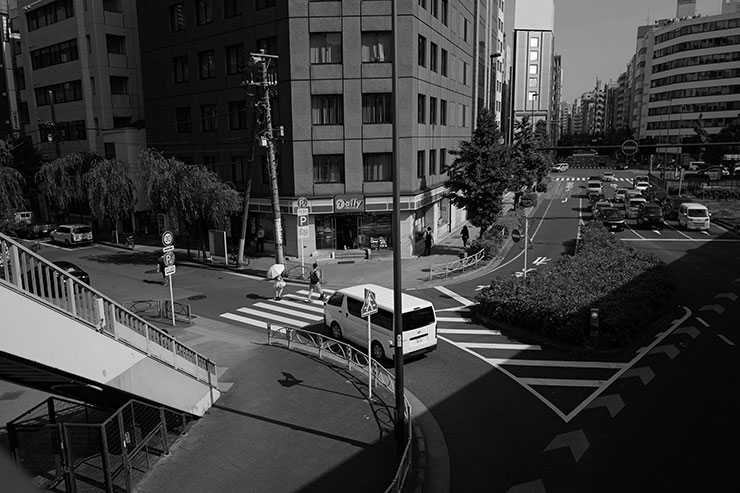 Leica Q3・モノクロHCで撮影した交差点の画像
