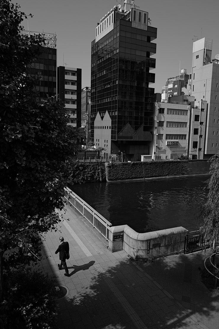 Leica Q3・モノクロHCで撮影した川とビルの画像