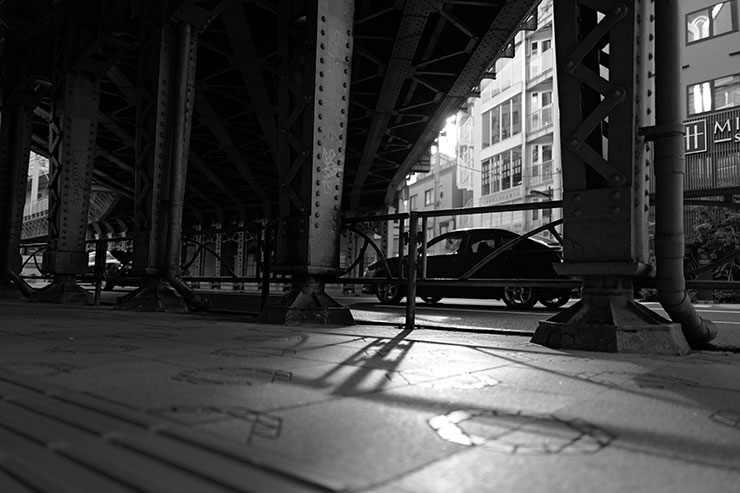 Leica Q3・モノクロHCで撮影した高架下を走行する車の画像