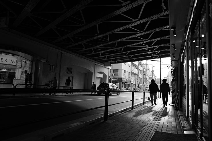 Leica Q3・モノクロHCで撮影した高架下を行き交う車や人々の画像