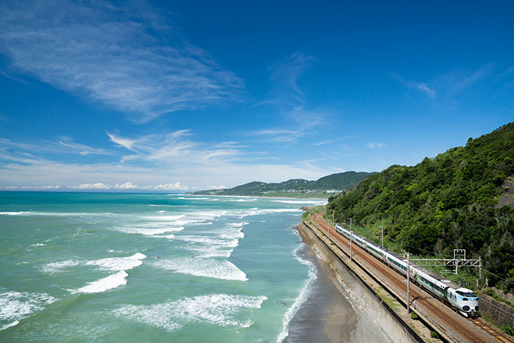SONY α7R Ⅳ・FE 24-70mm F2.8 GM・24mmで撮影で撮影した海沿いを走る紀勢本線の画像