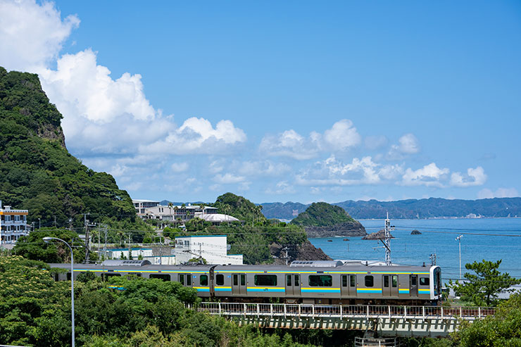 SONY α1・FE 70-200mm F2.8 GM OSS・80mmで撮影で撮影した内房線と海の画像