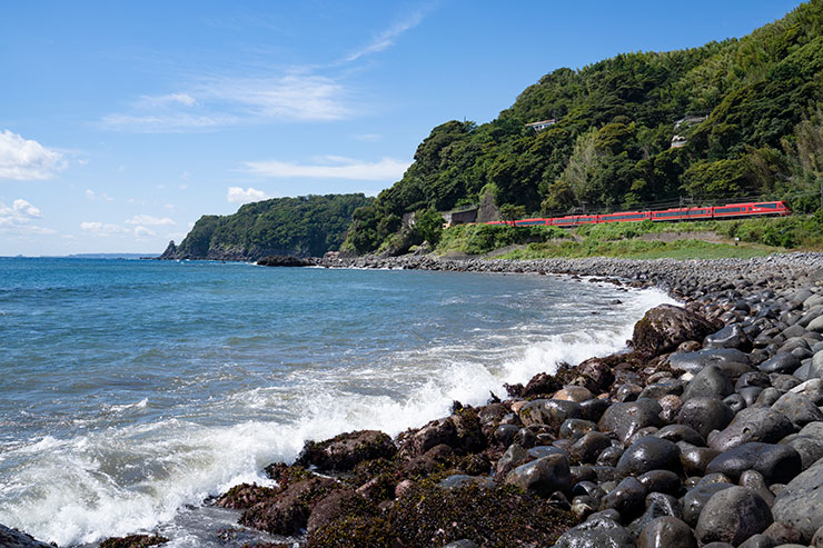 SONY α7R Ⅳ・FE 24-70mm F2.8 GM・34mmで撮影した伊豆急行と海岸の画像
