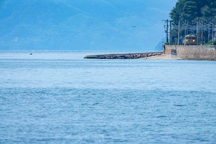 SONY α7R Ⅲ・FE 200-600mm F5.6-6.3 G OSS + 1.4X Teleconverter・840mmで撮影した山陽本線と海の画像