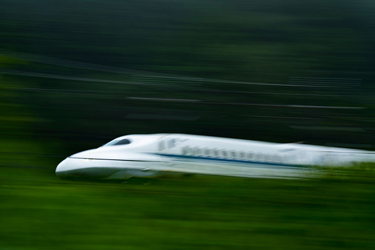 SONY α7R Ⅳ・FE 100-400mm F4.5-5.6 GM OSS・215mmで撮影した山間を走る東海道新幹線の画像